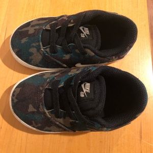 Nike SB toddler shoe size 7 camo print